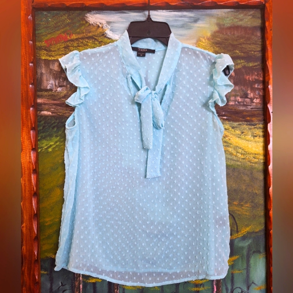 Woman blouse. Size medium.        100% Polyester. Excelent condition!